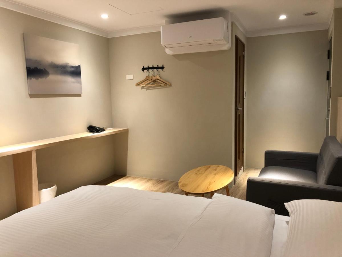 Yoshi Hotel - Tainan Station Branch Extérieur photo