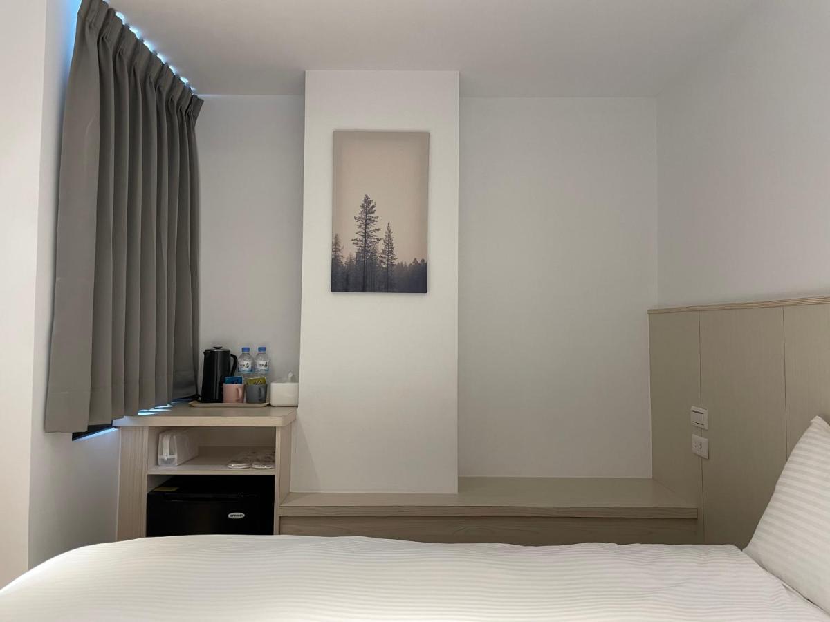 Yoshi Hotel - Tainan Station Branch Extérieur photo