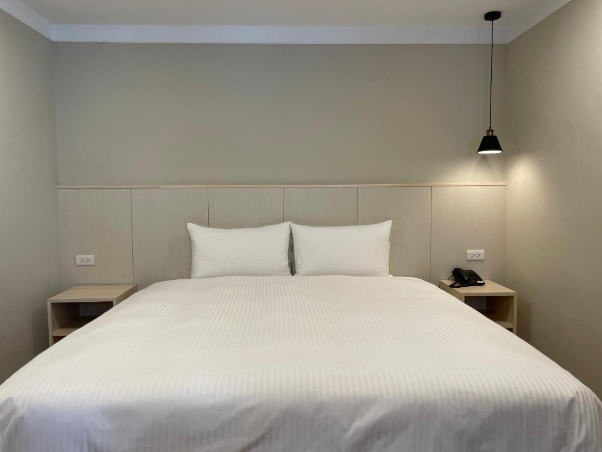 Yoshi Hotel - Tainan Station Branch Extérieur photo