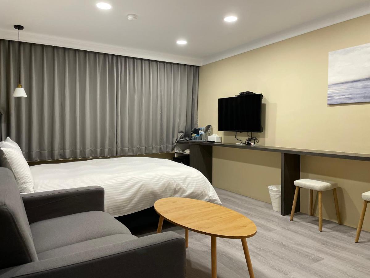 Yoshi Hotel - Tainan Station Branch Extérieur photo