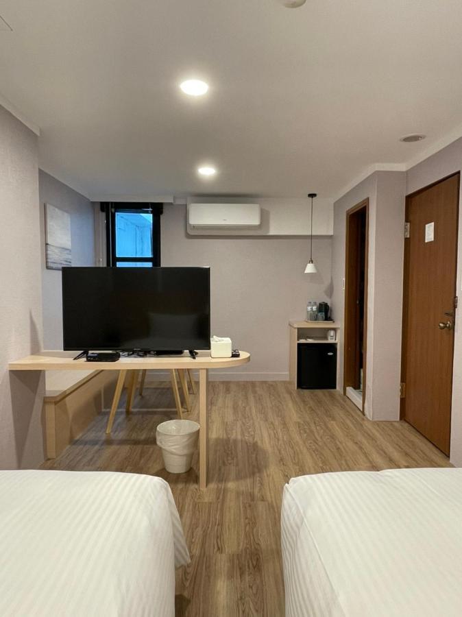 Yoshi Hotel - Tainan Station Branch Extérieur photo
