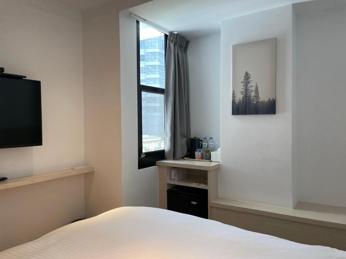 Yoshi Hotel - Tainan Station Branch Extérieur photo