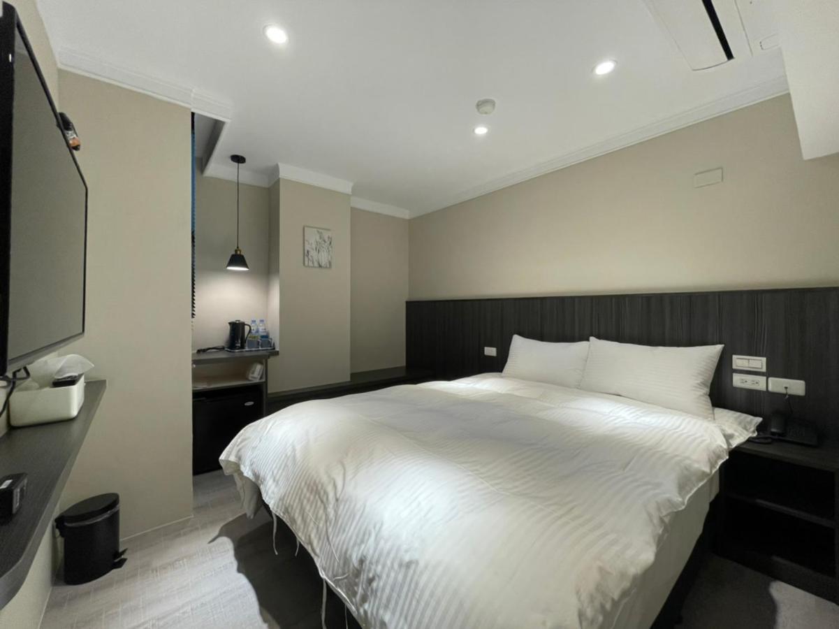Yoshi Hotel - Tainan Station Branch Extérieur photo