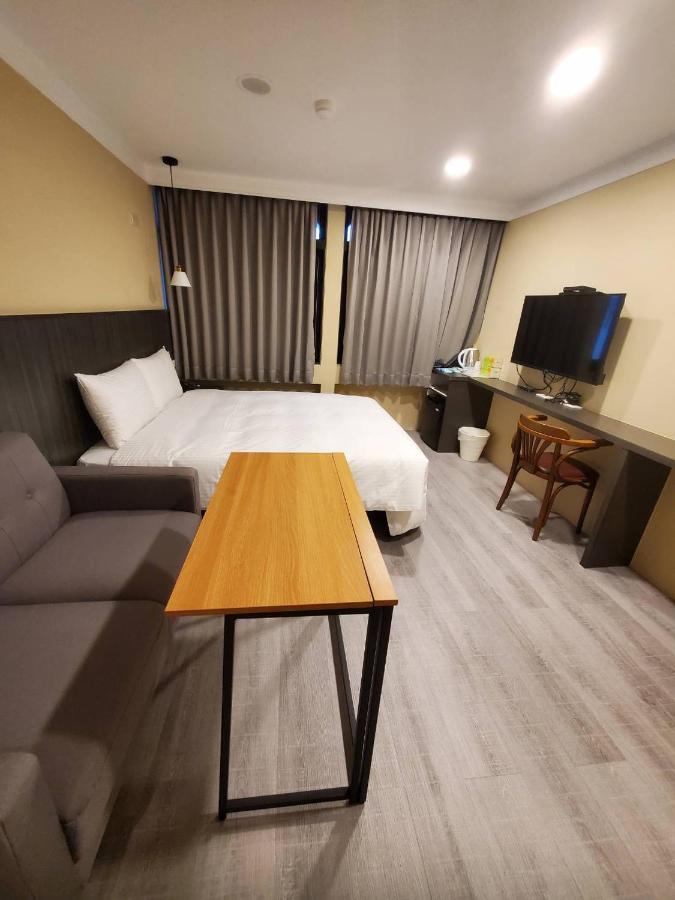 Yoshi Hotel - Tainan Station Branch Extérieur photo