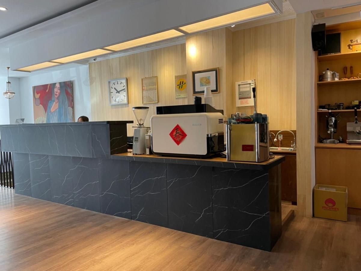 Yoshi Hotel - Tainan Station Branch Extérieur photo