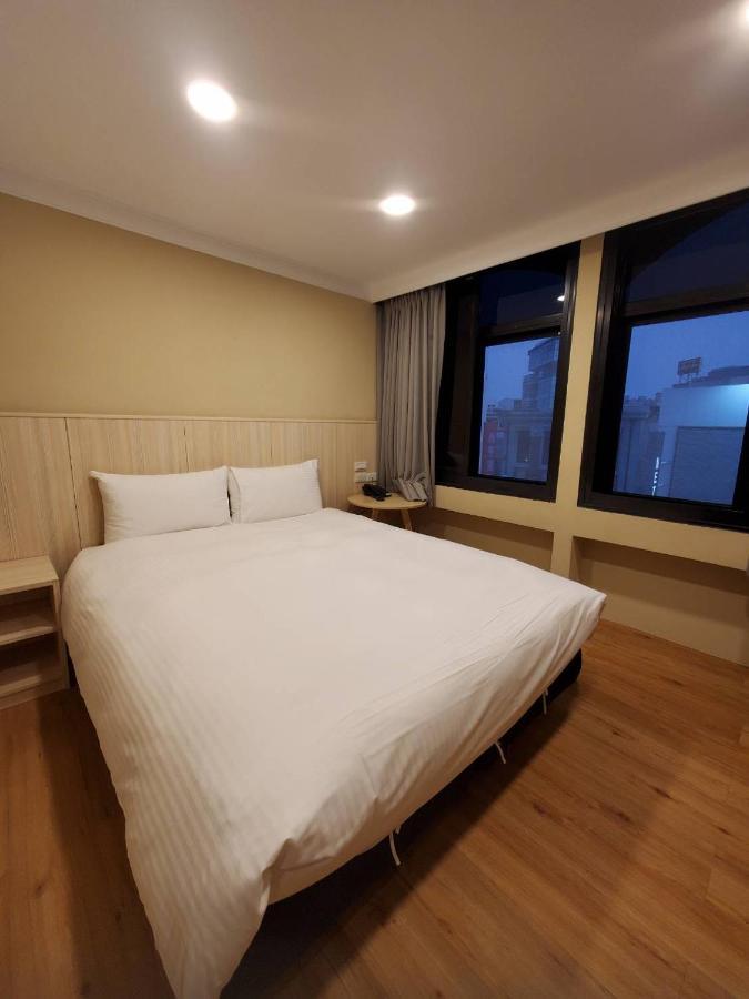 Yoshi Hotel - Tainan Station Branch Extérieur photo