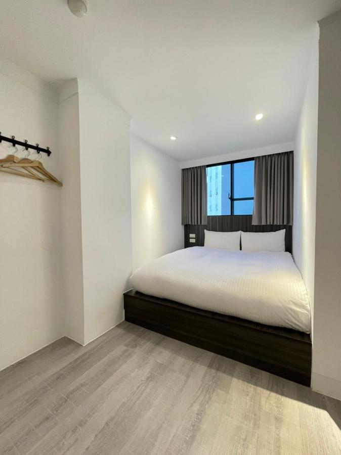 Yoshi Hotel - Tainan Station Branch Extérieur photo