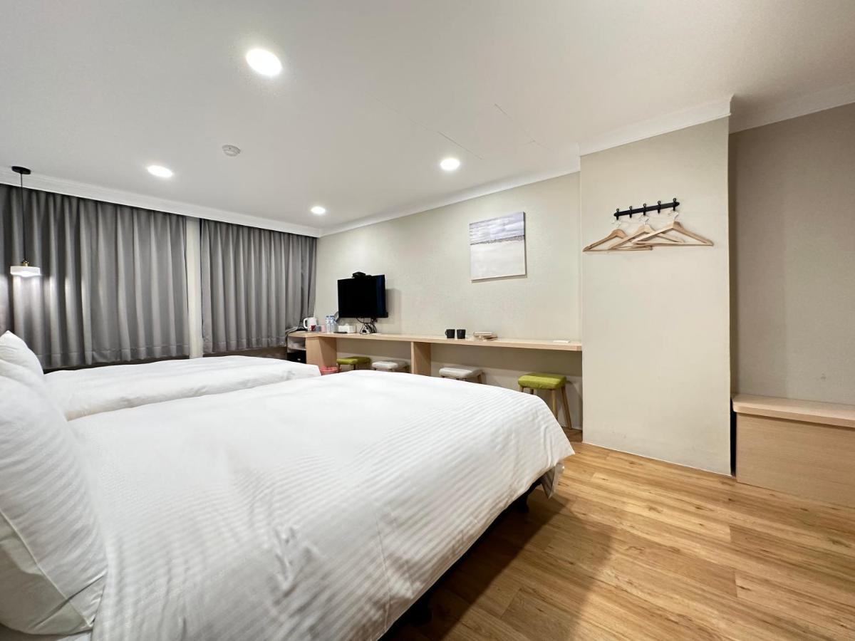 Yoshi Hotel - Tainan Station Branch Extérieur photo