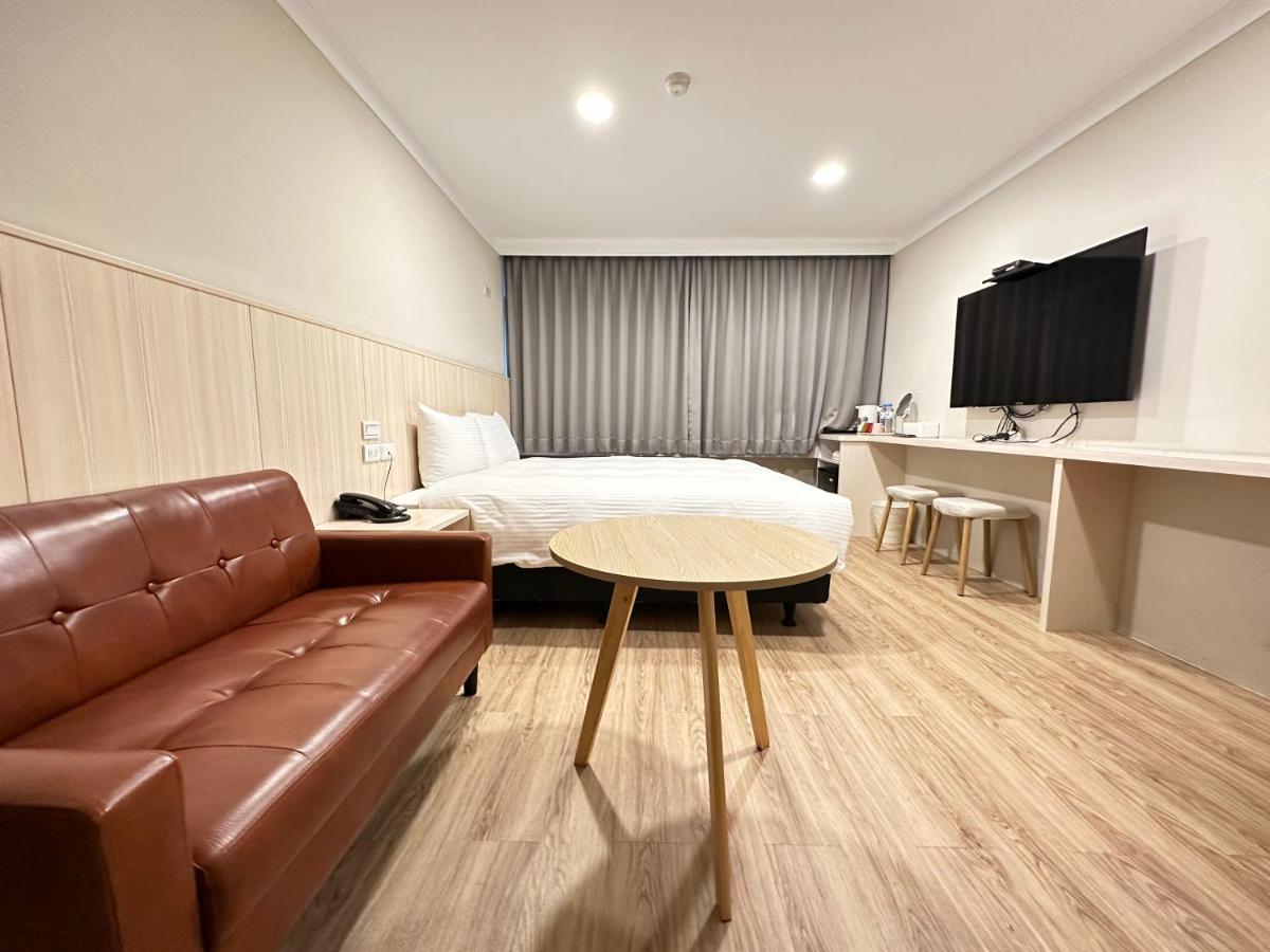 Yoshi Hotel - Tainan Station Branch Extérieur photo