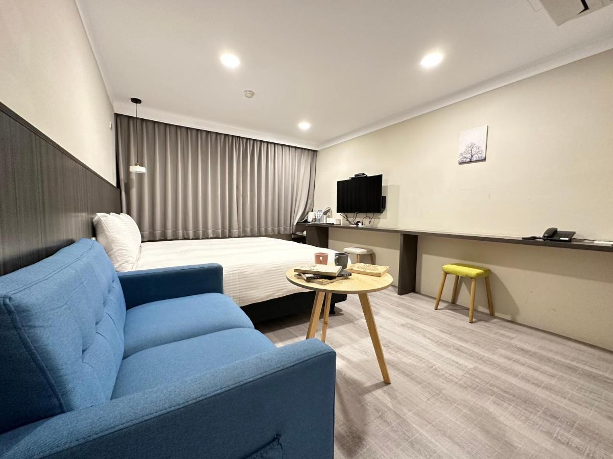 Yoshi Hotel - Tainan Station Branch Extérieur photo