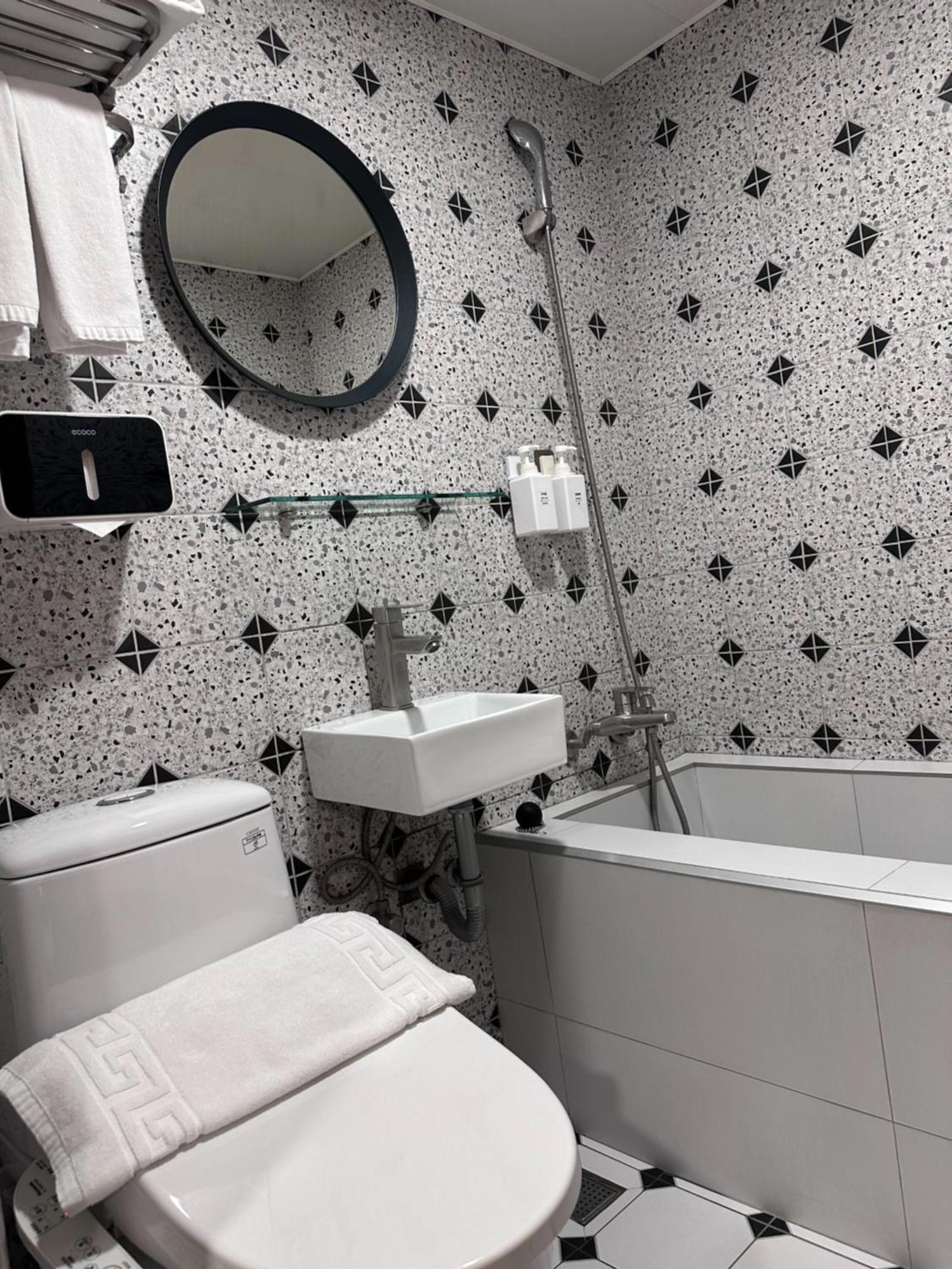 Yoshi Hotel - Tainan Station Branch Extérieur photo